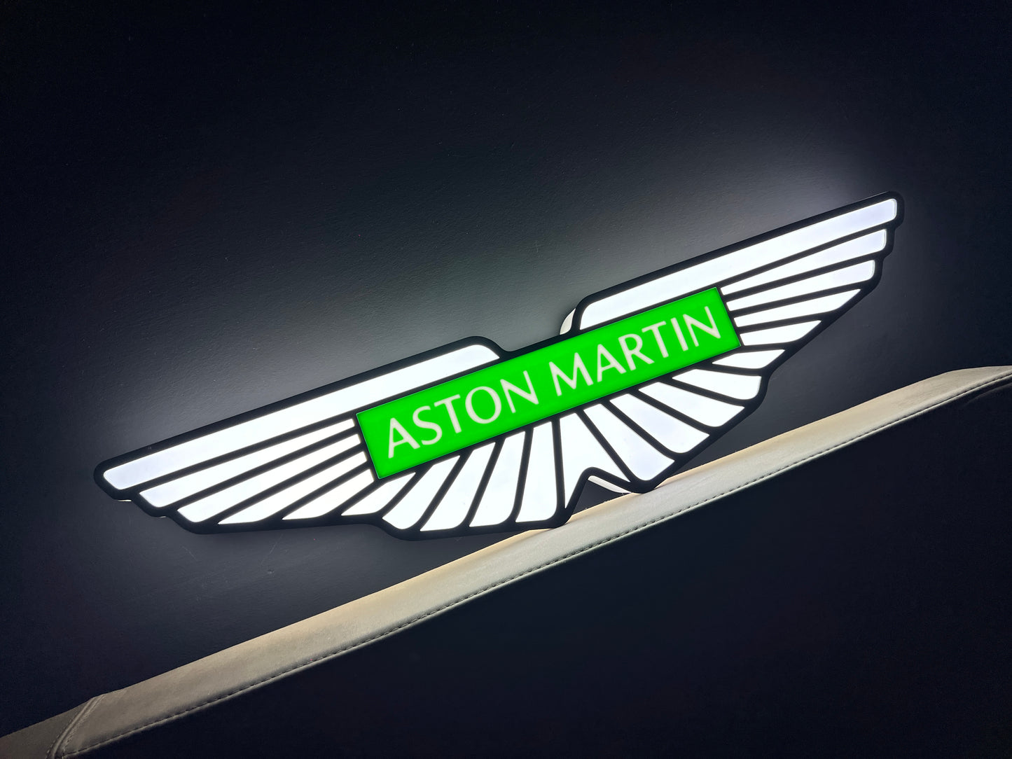 Insegna luminosa Aston Martin