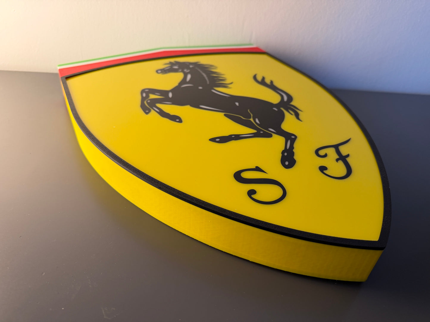 Insegna luminosa Ferrari scudetto